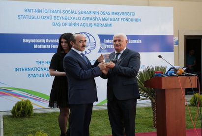 Президент Азербайджана Ильхам Алиев удостоен высшей награды Международного Евразийского фонда печати - ФОТО