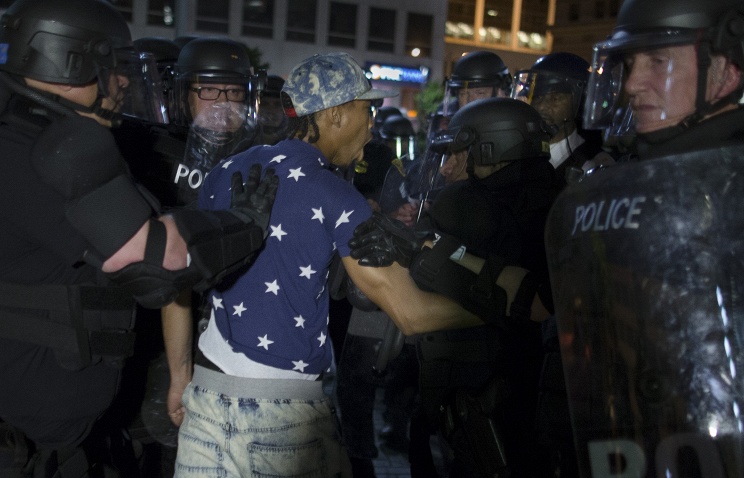 В США арестованы более 70 протестующих против оправдательного вердикта полицейскому