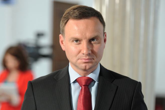 Новый президент Польши начал свой первый день после выборов с раздачи кофе жителям Варшавы