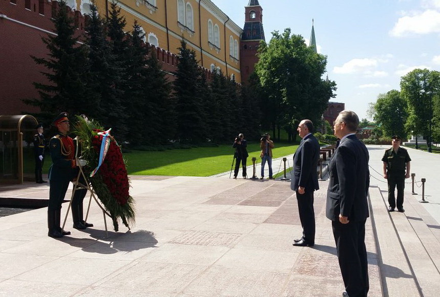 Эльмар Мамедъяров посетил памятник Неизвестному солдату в Москве – ФОТО