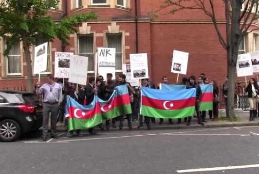 У посольства Армении в Лондоне прошла акция с требованием об освобождении азербайджанских заложников – ВИДЕО