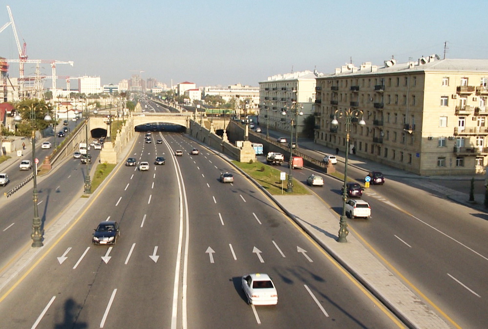 Завершен первый этап строительства новой дороги, параллельной проспекту Гейдара Алиева