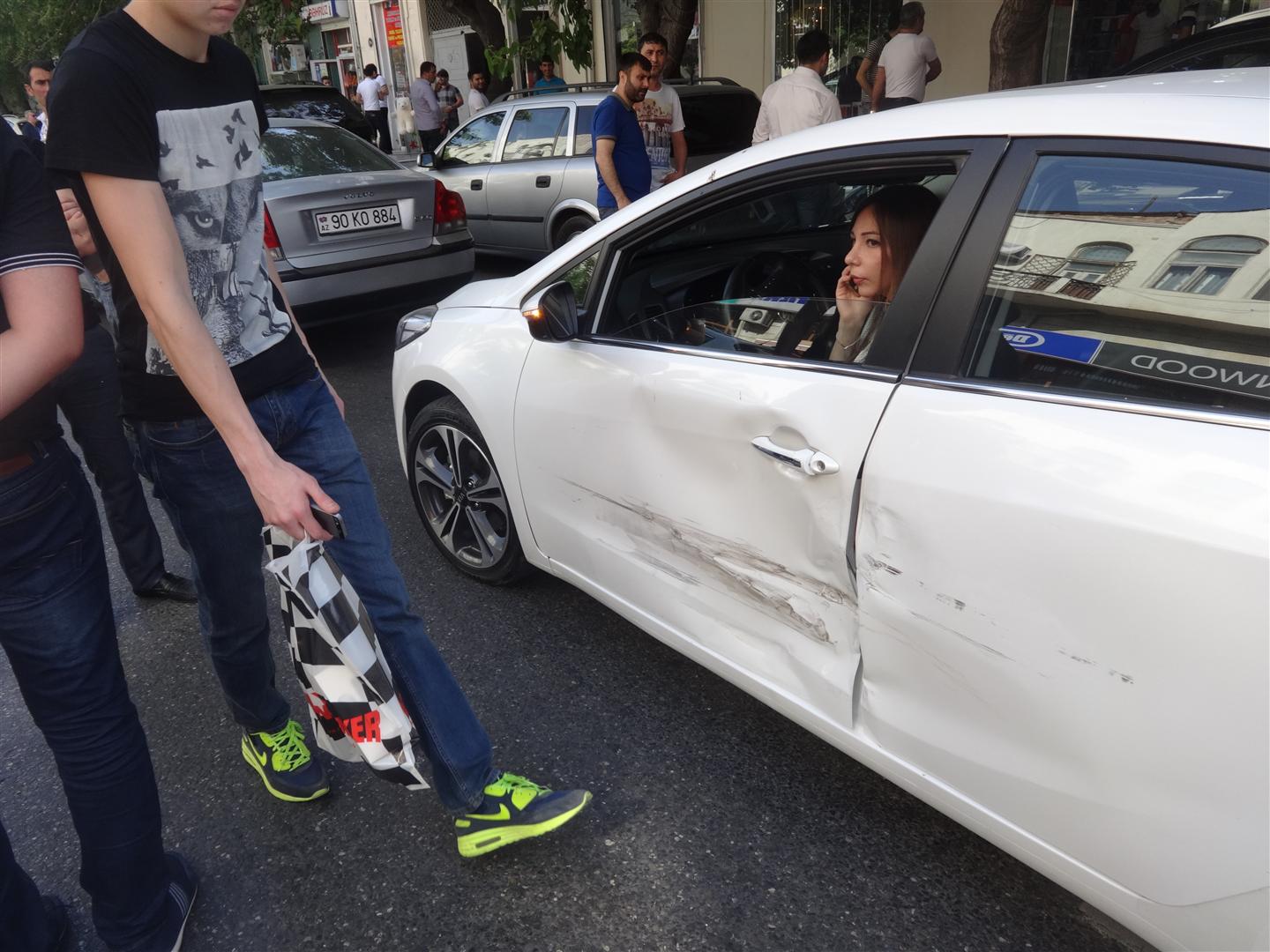 В центре Баку фургон протаранил автомобиль девушки - ФОТО