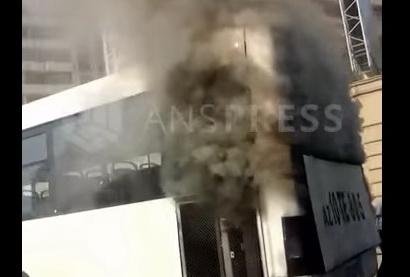 В Баку в автобусе произошел пожар - ВИДЕО