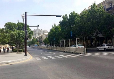 На дорогах Баку устанавливаются бетонные ограждения – ФОТО