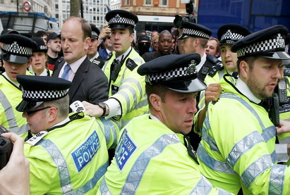 Протесты начались в Лондоне после тронной речи королевы
