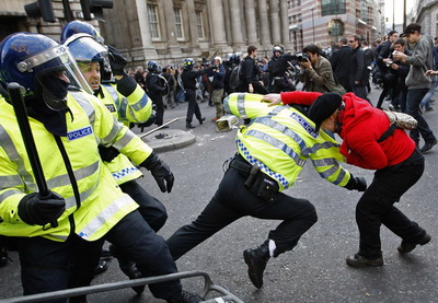 В Лондоне прошла акция протеста, которая переросла в стычки с полицией