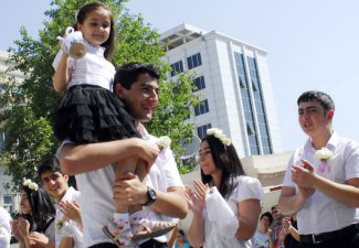 Выпускники азербайджанских школ отмечают «последний звонок»