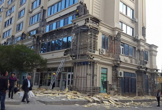 ВНИМАНИЕ! В Баку появились мошенники, грабящие квартиры в домах, где демонтируют облицовку