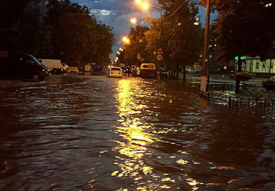 Мощный ливень в Москве стал причиной подтопления нескольких улиц - ФОТО