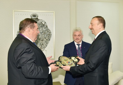 Президенту Азербайджана Ильхаму Алиеву вручен Чемпионский пояс в самбо - ФОТО