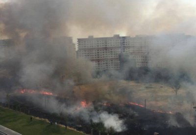 В Баку произошел пожар на пустыре - ФОТО