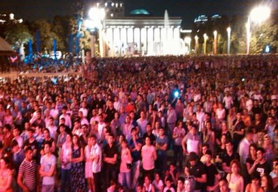 Как жители Баку следили за церемонией закрытия Евроигр на бульваре – ВИДЕО