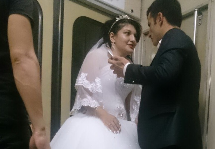 В Баку жених и невеста поехали на свадьбу на метро – ФОТО