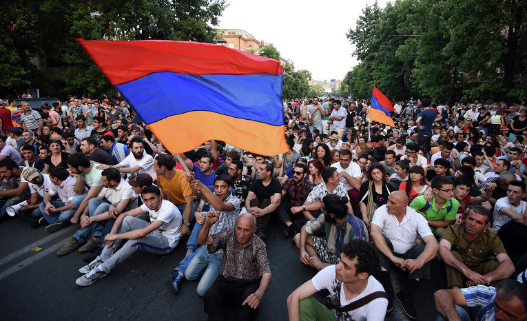 Часть демонстрантов намерена продолжить акцию в Ереване до выполнения требований