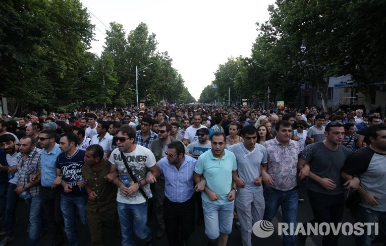 Активисты прекращают сидячую демонстрацию в центре Еревана