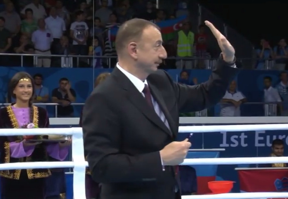Спортивная этика: как Президент Ильхам Алиев попросил зрителей не освистывать армянского боксера во время церемонии награждения - ВИДЕО