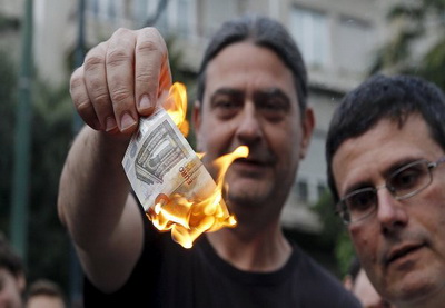 Массовый митинг против требований кредиторов проходит в Афинах