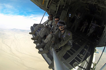 Американские военные сделали селфи в самолете на фоне пустыни