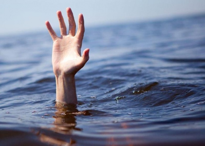 В Баку на пляже утонули два человека