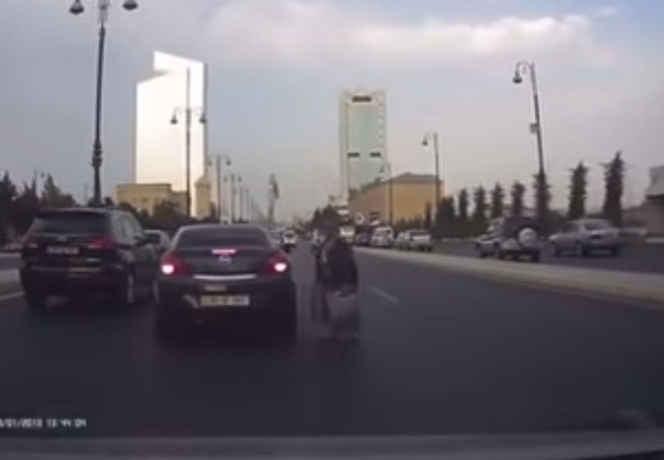 В Баку водитель чудом смог увернуться от пешехода – ВИДЕО