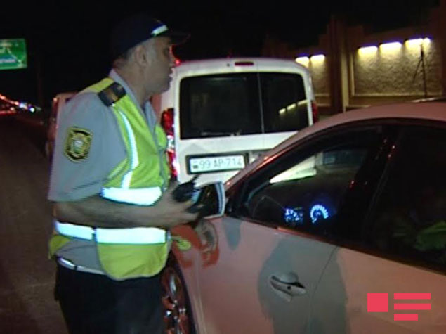 В Баку пьяная женщина – водитель устроила потасовку с полицейскими – ФОТО - ВИДЕО