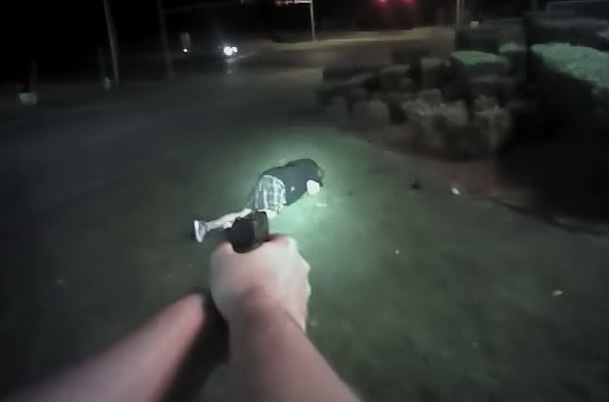 В США опубликовано видео расстрела офицерами похитителя банки пива - ВИДЕО