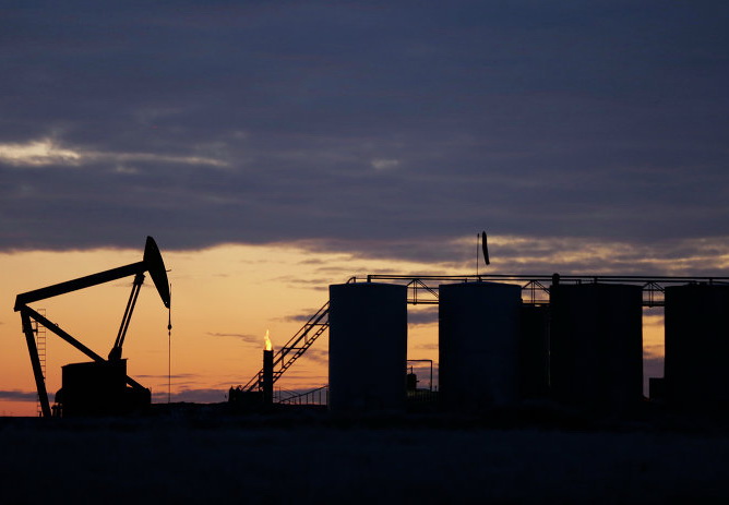 Нефть дешевеет на данных по числу буровых установок в США
