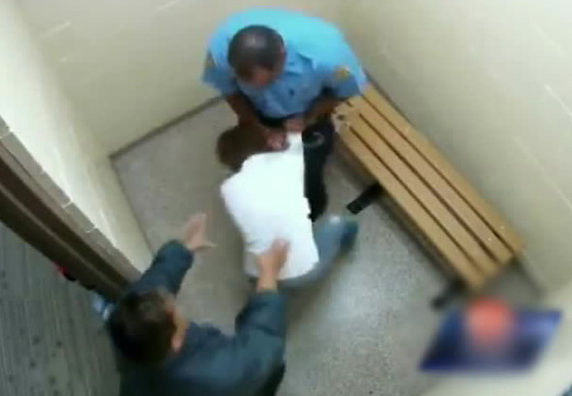 В Новом Орлеане полицейский зверски избил чернокожую девушку - ВИДЕО