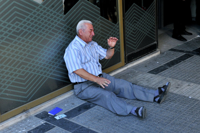 История плачущего греческого пенсионера тронула интернет-пользователей - ФОТО