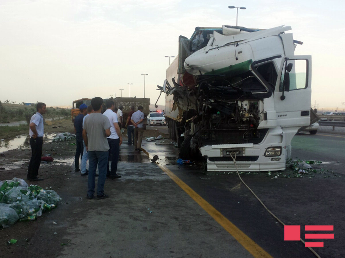 В Баку столкнулись два грузовика и трейлер, есть пострадавшие – ФОТО