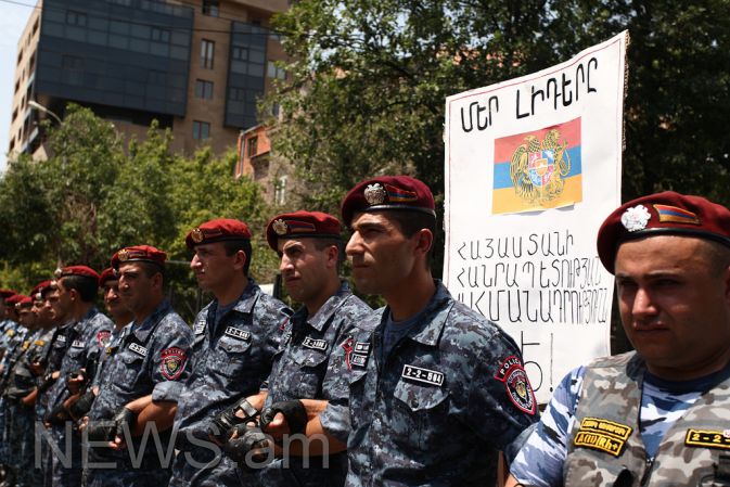 Полицейские в Ереване ночью перекрыли дорогу митингующим