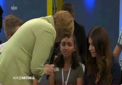 Слова Меркель довели палестинскую девочку до слез - ВИДЕО