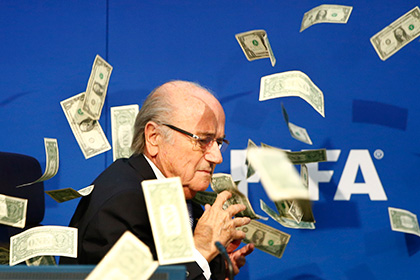 Главу ФИФА на пресс-конференции засыпали пачкой долларов - ФОТО - ВИДЕО
