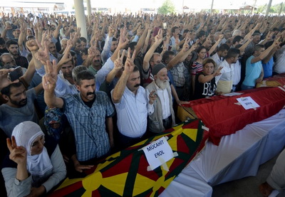 В Турции состоялись первые похороны жертв крупного теракта