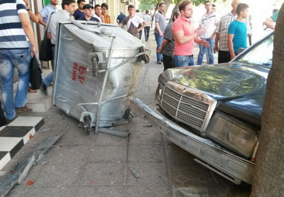 В центре Баку водитель совершил ДТП, чудом не сбив пешеходов – ФОТО