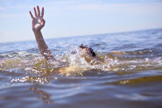 В Баку на пляже утонул человек