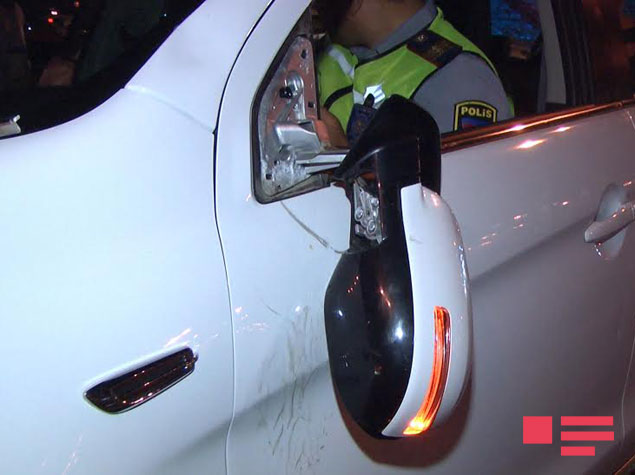 В Баку родственники сбитого пешехода нанесли повреждения автомобилю - ФОТО