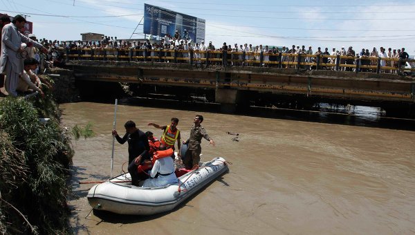 Число жертв наводнений в Пакистане превысило 80 человек