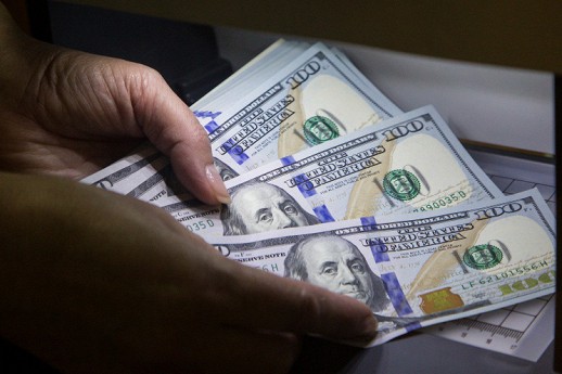 Доллар снова пробил отметку в 60 рублей
