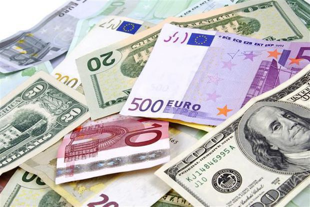 Официальный курс на 4 августа: манат незначительно укрепился к евро и подешевел к доллару