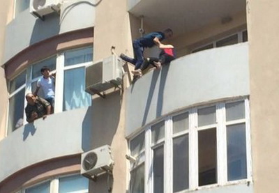Геройский поступок в Баку: как мужчина спас девушку от суицида – ВИДЕО – ФОТО - ОБНОВЛЕНО