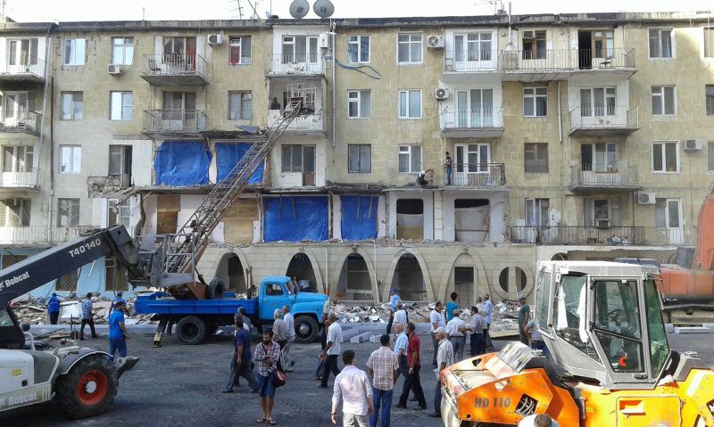 Гаджибала Абуталыбов намерен снести пристройки в Ясамальском районе - ФОТО