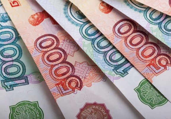 Официальный курс на 28 августа: рубль потерял 4,6%