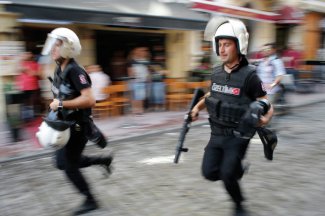 В двух провинциях Турции за сутки террористы убили трех полицейских