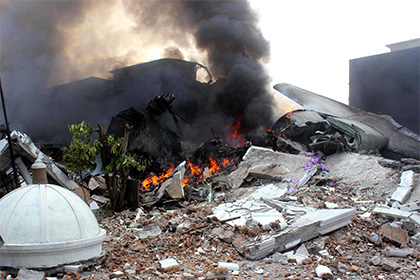 В Нигерии при падении самолета на дом погибли семь человек