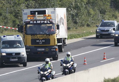 В Австрии полиция спасла 26 беженцев, едва не погибших в кузове грузовика