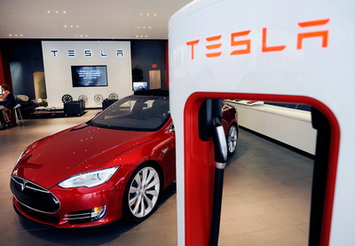 Полноприводный седан Tesla изменил представление американских экспертов об автомобилях