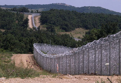 Венгрия закончила строительство ограждения от мигрантов на границе с Сербией
