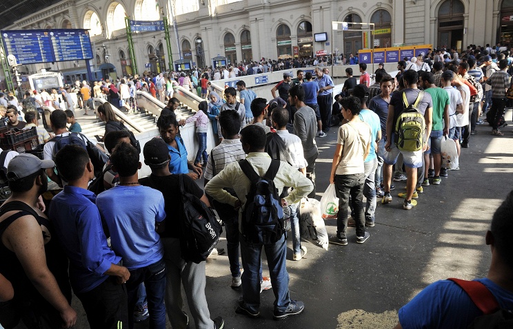 Власти Венгрии закрыли вокзал в Будапеште из-за наплыва беженцев - ФОТО